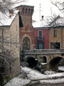 Ponte fortificato in bianco