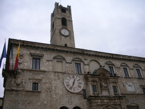 Ascoli Piceno - Ascoli Piceno - Torre merlata medioevale su Palazzo dei Capitani