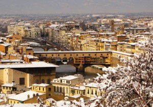 I lungarni innevati ripresi dal Piazzale