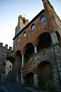 La porta a terra e il palazzo comunale