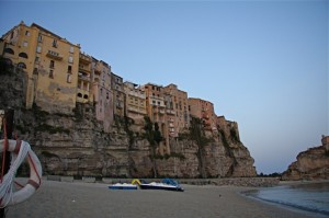 La spiaggia, la rupe e l’isola: una cartolina.