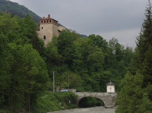 Castello Berardi di San Damiano ( XV-XX sec.) e ponte voltato sul Maira, Cartignano, val Maira, Occitania