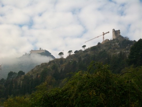 Cassino - l'Abbazia e la Rocca tra nuvole e nebbia
