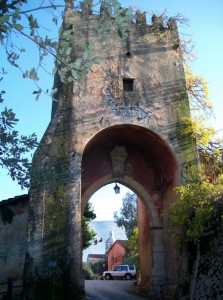 ..e sotto l’arco si intravede il Campanile