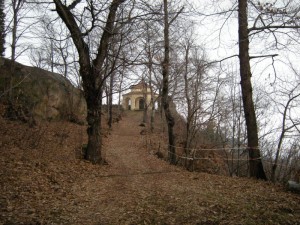 bosco e cappella nel parco del Sacro Monte di Belmonte, comune di Valperga
