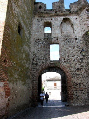 Monzambano - entrata a castellaro