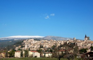 Spello e il Subasio innevato