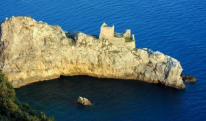 Erchie: la torre sullo sperone roccioso