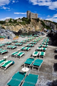 Talamone: la rocca e sdraio