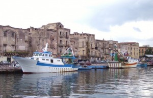 Taranto: la città vecchia ed i pescherecci