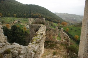 Le mura e il mastio del castello di Catino
