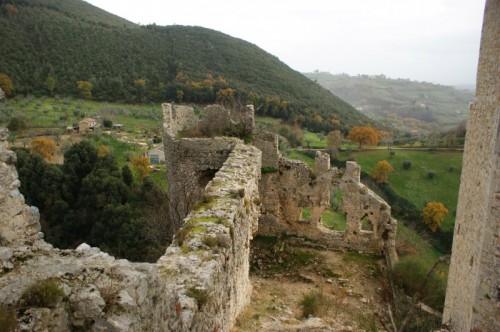 Poggio Catino - Le mura e il mastio del castello di Catino