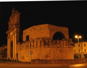 Porta Schiavonia by night