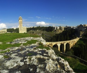La Gravina Botromagno, l’acquedotto ed il campanile della Stella