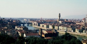 Il fiume Arno scorre in mezzo alla città