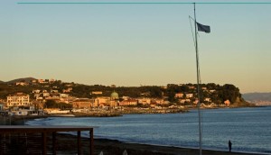 #Sulla riva al mare, con la bandiera che garrisce…#