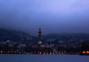 Le prime luci dell’alba tra le nebbie dell’inverno su  Lecco.