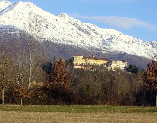 Valperga - il bellissimo castello che si erge alle spalle di Valperga Valperga - il bellissimo castello che si erge alle spalle di Valperga