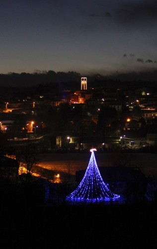 Paruzzaro - Paruzzaro all'imbrunire con torre e abete blu Paruzzaro - Paruzzaro all'imbrunire con torre e abete blu