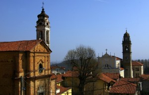 Panorama di Pocapaglia tra Langhe, tetti e campanili