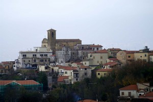 Un campanile svetta sul paese