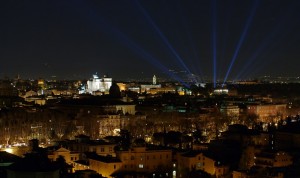 Notturno dal Gianicolo con raggi di luce blu