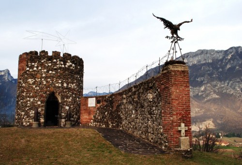 Velo d'Astico - Quello che rimane del Castello di Velo Velo d'Astico - Quello che rimane del Castello di Velo