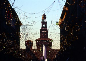 Il Castello Sforzesco e luminarie natalizie