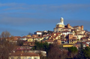Montegrosso d’Asti, dominato dalla chesa  e dal castello (XII secolo)