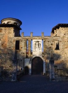 Gran portone d’ingresso al castello di Cavernago