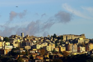 Nuvole e nebbia che si ritirano