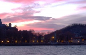 Panorama rosato all’alba di Lecco.