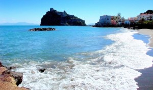 Dalla spiaggia il castello Aragonese