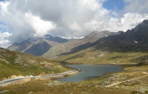 La rossa barchetta nel lago sta