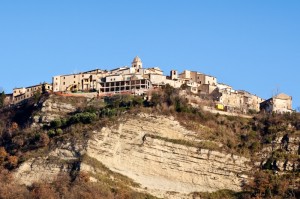 A strapiombo sulla roccia
