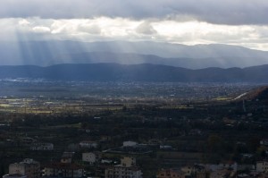 Avezzano tra nuvole e raggi di sole