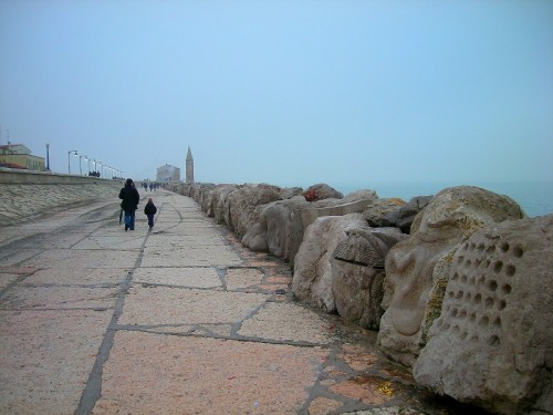 Caorle - Passegiata con scogli scolpiti