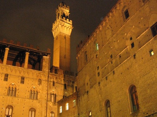 Siena - La Torre che "Mangia" i palazzi