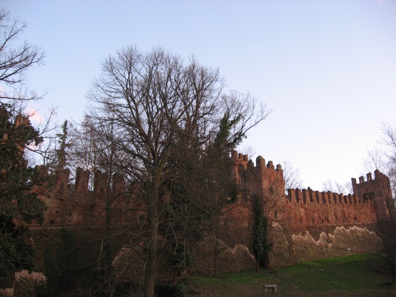 ''Le mura medievali del castello di San Colombano'' - San Colombano al Lambro