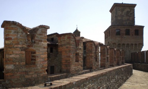 Vernasca - Le mura e il Mastio del Castello di Vigoleno (XII sec.)