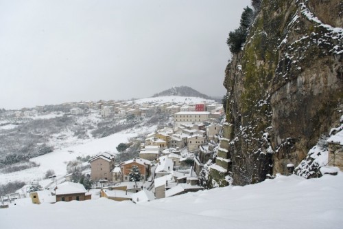 Bagnoli del Trigno - Sotto la neve con la "roccia" che domina sulle case