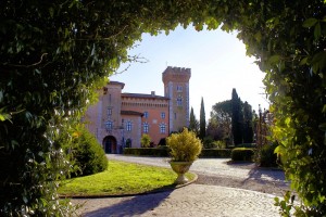 Il castello di Spessa sotto un arco di foglie
