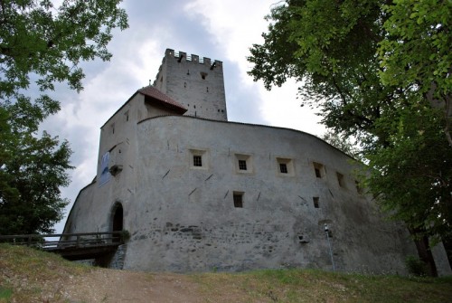 Brunico - sul colle di Brunico ecco il Castello Brunico - sul colle di Brunico ecco il Castello