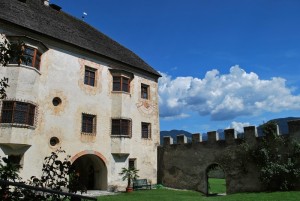 il doppio cortile di Castel Velturno