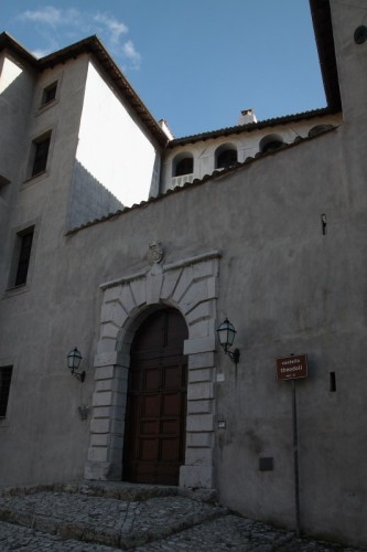 Sambuci - Porta d'ingresso del Castello Theodoli Sambuci - Porta d'ingresso del Castello Theodoli