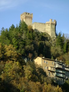 Arroccato e coronato.