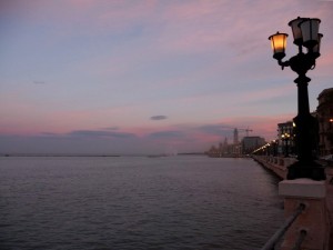 il lungomare di Bari sul far della sera