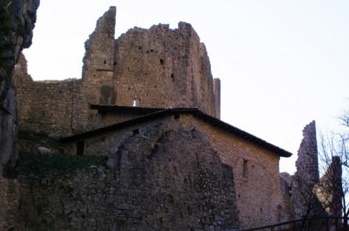 Isera - Castel Corno - ruderi