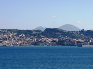 Pozzuoli visto da Baia con il Vesuvio nello sfondo