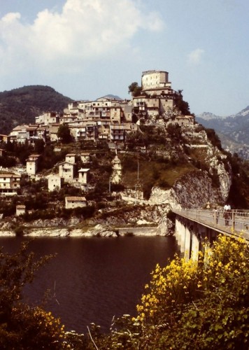 Castel di Tora - Sul Lago del Turano, in verticale 